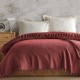 Pled Berlino Albastru 200x220cm din bumbac reciclat, cu ciucuri groși, așezat pe pat dublu