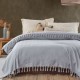 Pled Sidney bej 200x220cm din bumbac reciclat, cu ciucuri groși, așezat pe pat dublu