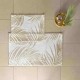Set de 2 covorașe de baie Tac PasPas Palm verde model frunze tropicale,  plasate pe podea de baie alături de papuci