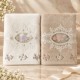 Set 2 prosoape Arliva Home 50x90 cm, ecru si lila, cu broderii florale cu trandafiri lila si dantela decorativa