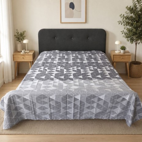 Cearceaf pat dublu Otto 240x260 cm din bumbac cu model geometric gri si alb, pentru un plus de confort.