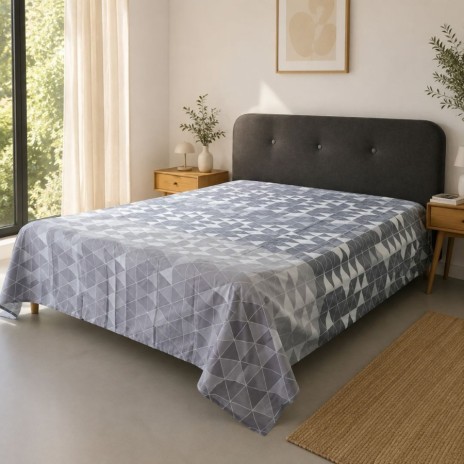 Cearceaf pat dublu Otto 240x260 cm din bumbac cu model geometric gri si alb, pentru un plus de confort.