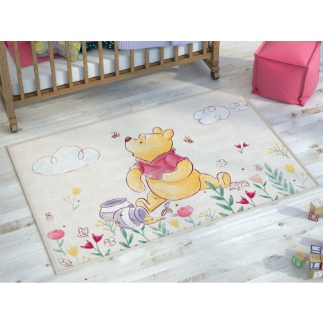 Covor Disney pentru copii cu Winnie the Pooh, în culori galben, roșu, verde și alb, cu desene animate detaliate și motive florale.