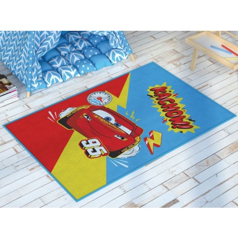Covor Disney pentru copii cu Fulger McQueen din filmul Cars, în culori roșu, galben și albastru, cu desene animate detaliate și elemente grafice.