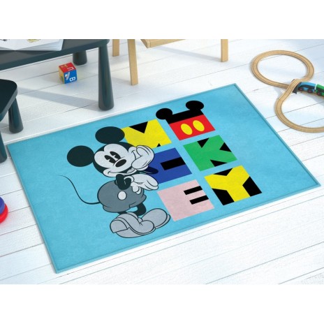 Covor Disney pentru copii cu Mickey Mouse, în culori albastru, negru, galben, verde și roșu, cu desene animate detaliate și blocuri de culoare.