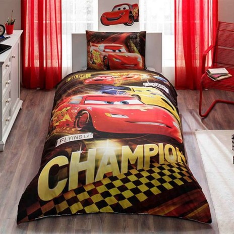 Cuvertură Disney Cars Champions, bumbac 100%, Lightning McQueen, 1 persoană, cu detalii grafice de curse.