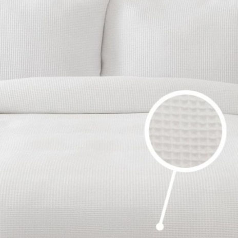 Cuvertura waffle alba 200x220cm asezata pe pat dublu, cu doua fete de perna asortate, in decor luminos si natural