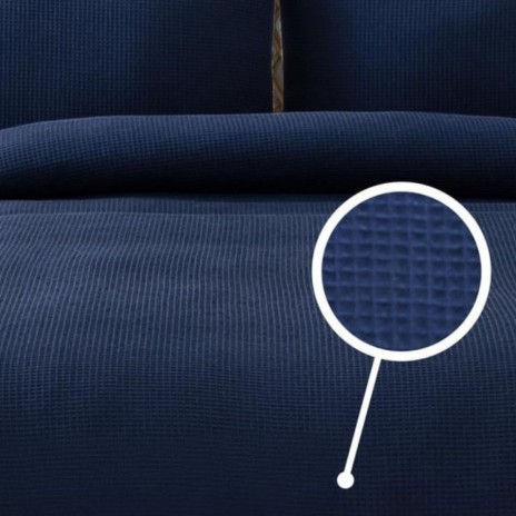 Cuvertura waffle albastra 200x220cm asezata pe pat dublu, cu doua fete de perna, in decor modern cu accente naturale