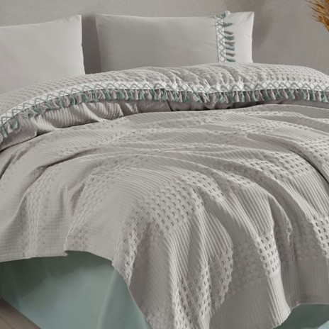 Set cuvertura 220x240cm cu cearceaf pat si fete perna cu ciucuri Bohemline V10 din bumbac gri/verde menta, expus pe pat