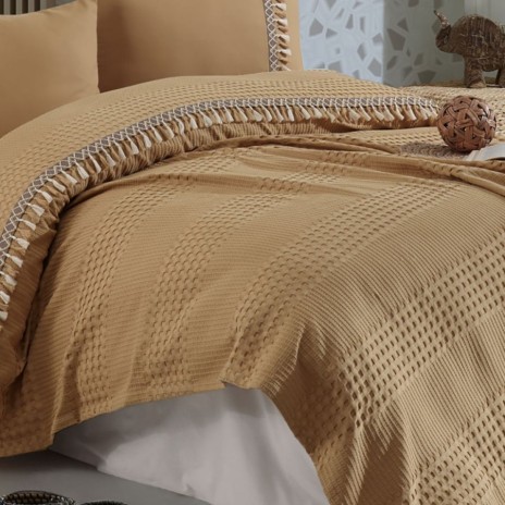 Set cuvertura 220x240cm cu cearceaf pat si fete perna cu ciucuri Bohemline V6 din bumbac maro/bej, expus pe pat