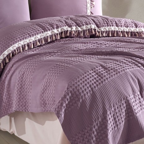 Set cuvertura 220x240cm cu cearceaf pat si fete perna cu ciucuri Bohemline V7 din bumbac mov/roz, expus pe pat