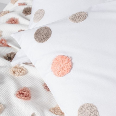 Set Alvin Somon – cuvertură jacquard reliefată și fețe pernă puff brodate, expus pe pat