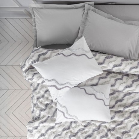 Set Eldon Gri – cuvertură jacquard zig-zag și fețe pernă puff brodate, expus pe pat