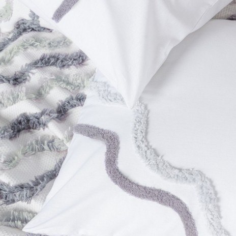Set Eldon Gri – cuvertură jacquard zig-zag și fețe pernă puff brodate, expus pe pat