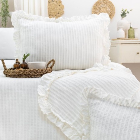 Cuvertura bumbac jacquard Marta Crem 240x260cm cu volane și 2 fete de perna