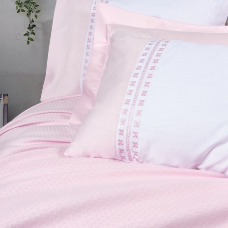 Set Spruce roz pudra– cuvertură pique 60 % bumbac / 40 % bambus, cearceaf și 4 fețe de pernă brodate