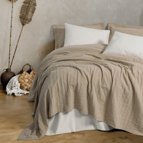Set Vilo Bej – cuvertură pique texturată și fețe pernă brodate, expus pe pat în decor natural