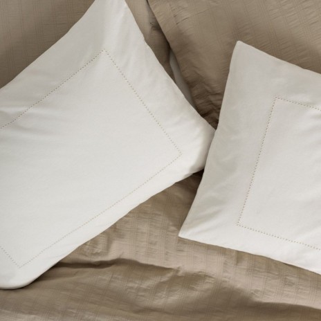 Set Vilo Bej – cuvertură pique texturată și fețe pernă brodate, expus pe pat în decor natural