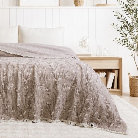 Cuvertura muselina 220x240 cm Victoria Bej cu doua fete si model floral jacquard