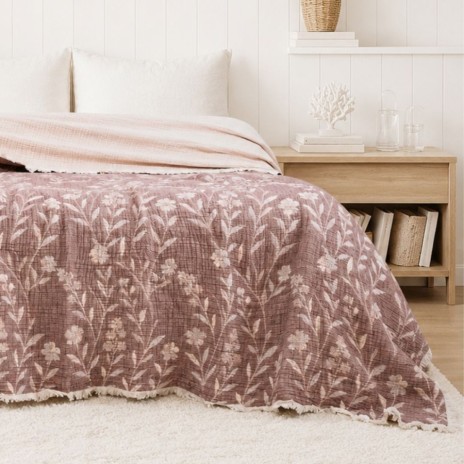 Cuvertura muselina 220x240 cm Victoria Roz inchis cu doua fete si model floral jacquard