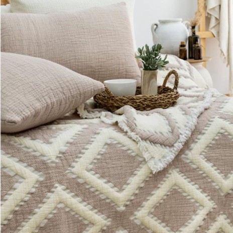 Cuvertura muselina Sonia Bej 240x260cm Saheser Home, model geometric