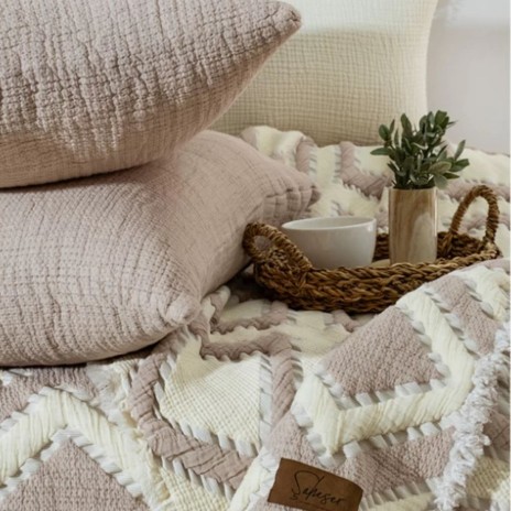 Cuvertura muselina Sonia Bej 240x260cm Saheser Home, model geometric