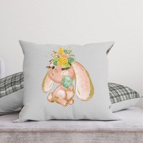 Față de pernă decorativă din bumbac 100%, cu iepuraș roz ținând un ou de Paște, înconjurat de flori delicate pe fundal punctat.