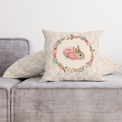 Față de pernă decorativă din bumbac 100%, 45x45cm, cu un iepuraș adorabil și o coroană florală pastelată pe fundal elegant, perfectă pentru decor pascal.