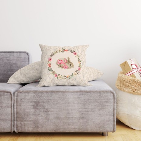 Față de pernă decorativă din bumbac 100%, 45x45cm, cu un iepuraș adorabil și o coroană florală pastelată pe fundal elegant, perfectă pentru decor pascal.