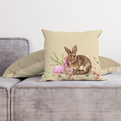 Față de pernă decorativă din bumbac 100%, 45x45cm, cu iepuraș maro, ou de Paște roz și elemente florale delicate pe fundal bej, ideală pentru decor pascal.