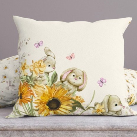 Față de pernă decorativă din bumbac 100%, cu iepurași printre floarea-soarelui și fluturi pastel, perfectă pentru decorul de Paște.
