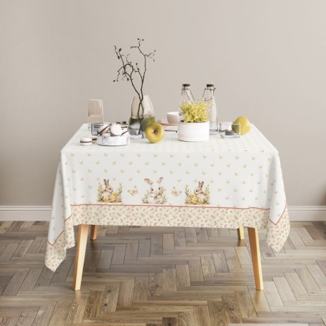 Față de masă Ginny, bumbac 100%, cu iepurași, fluturi aurii și detalii florale pe un fundal pastelat, perfectă pentru decorul de Paște.