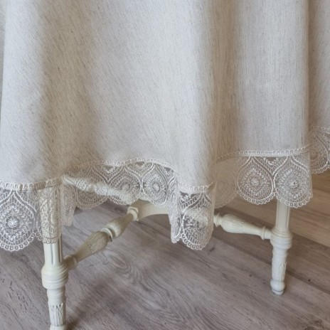 Fata de masa rotunda Natural Linen Umberto maro deschis, cu aplicatii de dantela