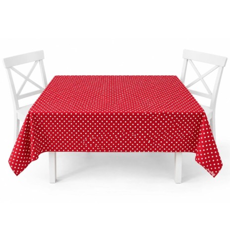 Fata de masa dreptunghiulara 140x180cm rosie cu buline albe, pe masa aranjata cu vesela alba, flori si accesorii impletite