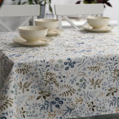 Fata de masa teflonata din bumbac, 140x180 cm, model floral delicat albastru si galben pe fundal crem