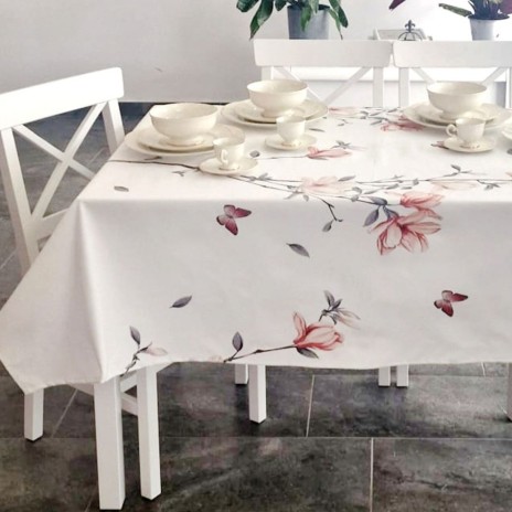 Fata de masa teflonata din bumbac, 160x320 cm, model Flori roz si fluturi, antimurdarire