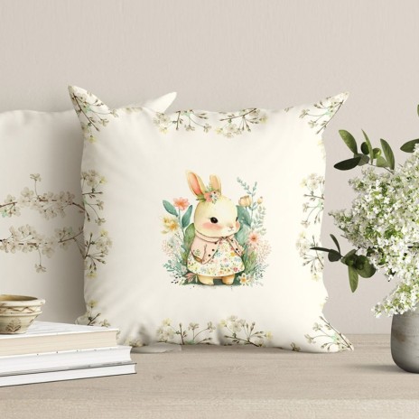 Față de pernă decorativă din bumbac 100%, 45x45cm, cu iepuraș îmbrăcat în rochiță florală, încadrat de flori de primăvară, pe fundal bej deschis, ideală pentru decor pascal.