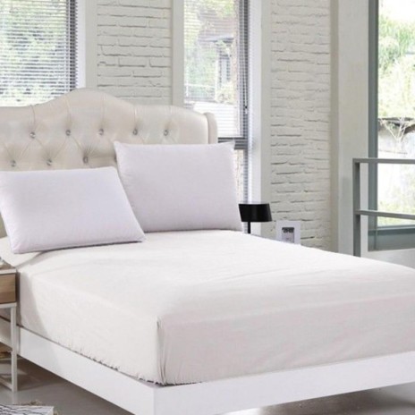 Husă de pat cu elastic 100x200cm, de culoare alb imaculat, într-un dormitor elegant.