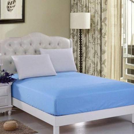Husă de pat cu elastic 100x200cm, de culoare albastru deschis, într-un dormitor modern.