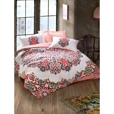 Lenjerie de pat dublă din bumbac 100% ranforce, Cotton Box, design oriental complex în nuanțe de pudră, roșu și verde, cu motive florale și geometrice tradiționale.