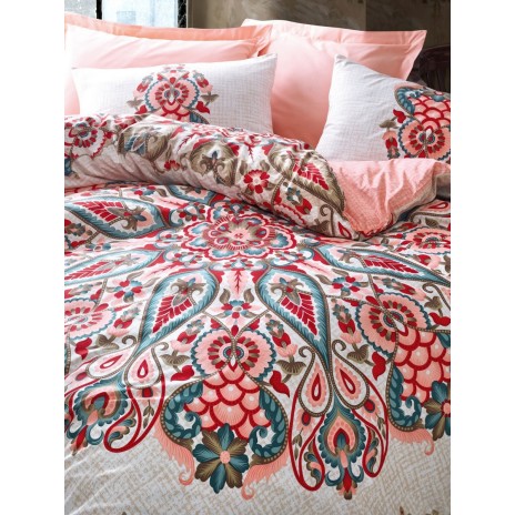 Lenjerie de pat dublă din bumbac 100% ranforce, Cotton Box, design oriental complex în nuanțe de pudră, roșu și verde, cu motive florale și geometrice tradiționale.