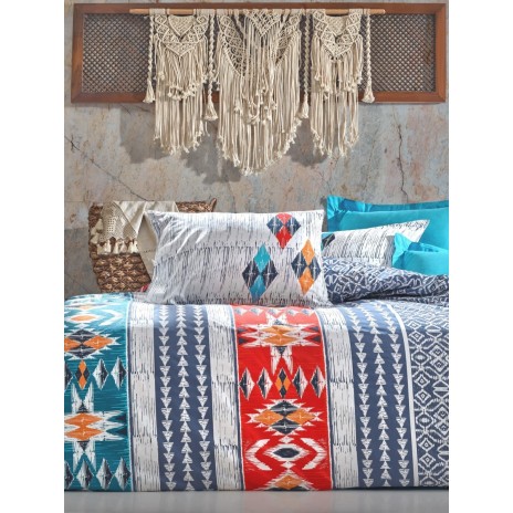 Lenjerie 3D din bumbac 100% ranforce, model Cotton Box Marika Navy Blue, cu design vibrant în nuanțe de albastru marin, roșu și portocaliu.