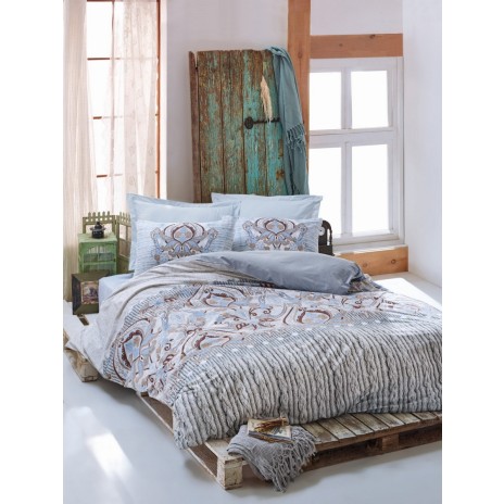 Lenjerie de pat dublu bumbac 100% Ranforce, design vintage 3D cu motive florale albastru și maro pe fundal alb.
