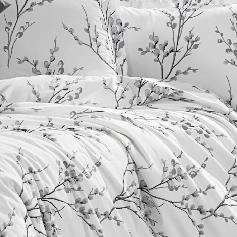 Lenjerie de pat pentru o persoana cu model de crengute cu muguri in nuante de gri pe fundal alb, material bumbac creponat, set 3 piese.