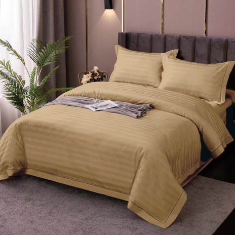 Set de lenjerie de pat dublu IMP10 Cappuccino din damasc policoton, bine fixat pe saltea de 180x200 cm, prezentând o nuanță caldă și invitând la relaxare și confort într-un dormitor modern