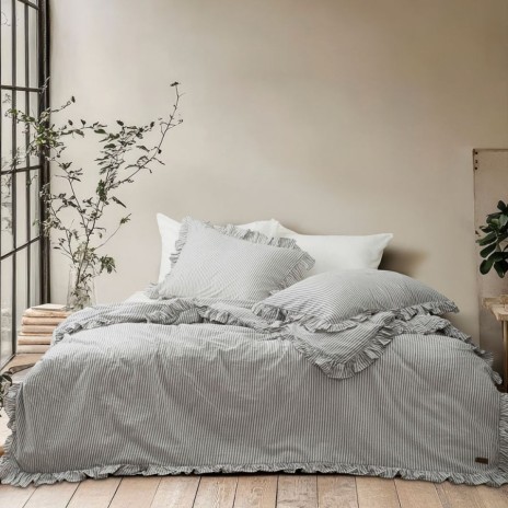 Lenjerie pat dublu cu volane Milagros Ren Solid dungi crem gri antracit, bumbac 100% ranforce prespalat Bahar Tekstil