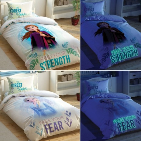 Lenjerie de pat Disney Frozen 2, față-verso, cu Anna și Elsa, mesaje Find Your Strength și Face Your Fear, elemente fosforescente, nuanțe de albastru și alb, 3 piese, bumbac