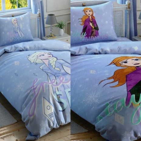 Lenjerie de pat Disney Frozen 2 Free Spirit, față-verso, cu Elsa și Anna, mesaje Free Spirit și Stay Curious, design albastru, 3 piese, bumbac