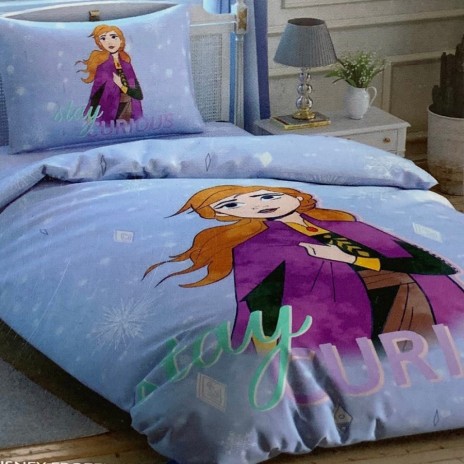 Lenjerie de pat Disney Frozen 2 Free Spirit, față-verso, cu Elsa și Anna, mesaje Free Spirit și Stay Curious, design albastru, 3 piese, bumbac