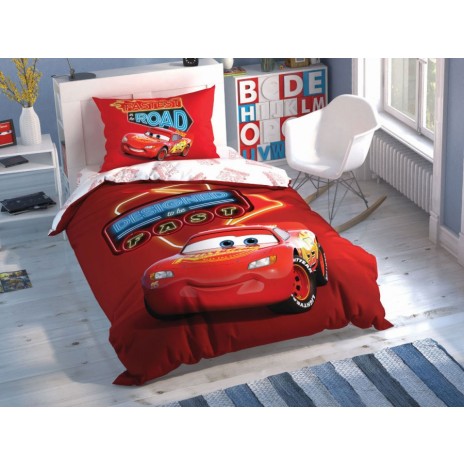 Lenjerie de pat Disney Cars Shiny Road, cu Lightning McQueen, mesajele Fastest on the Road și Designed to be Fast, design roșu, galben și albastru.